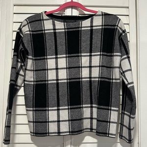 Tahari long sleeve sweater
